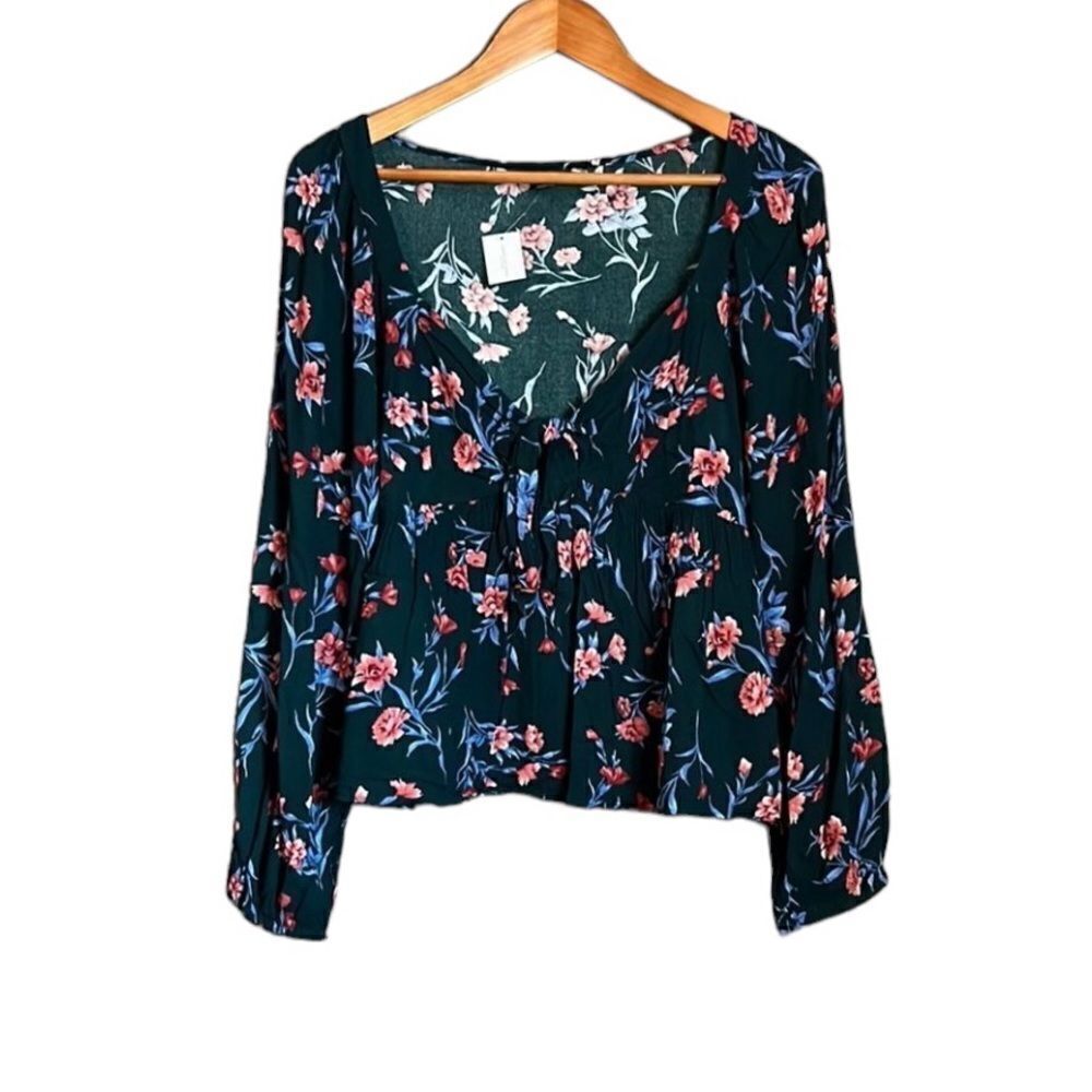 NWT! American eagle long sleeve floral top. Size large